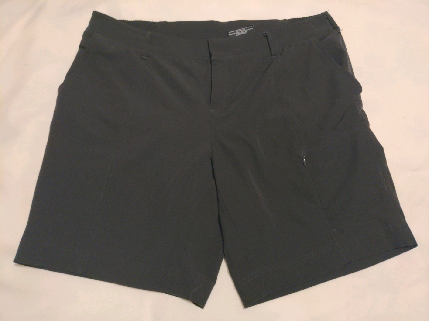 L 32 Cool Womens Shorts Solid black Regular  Used