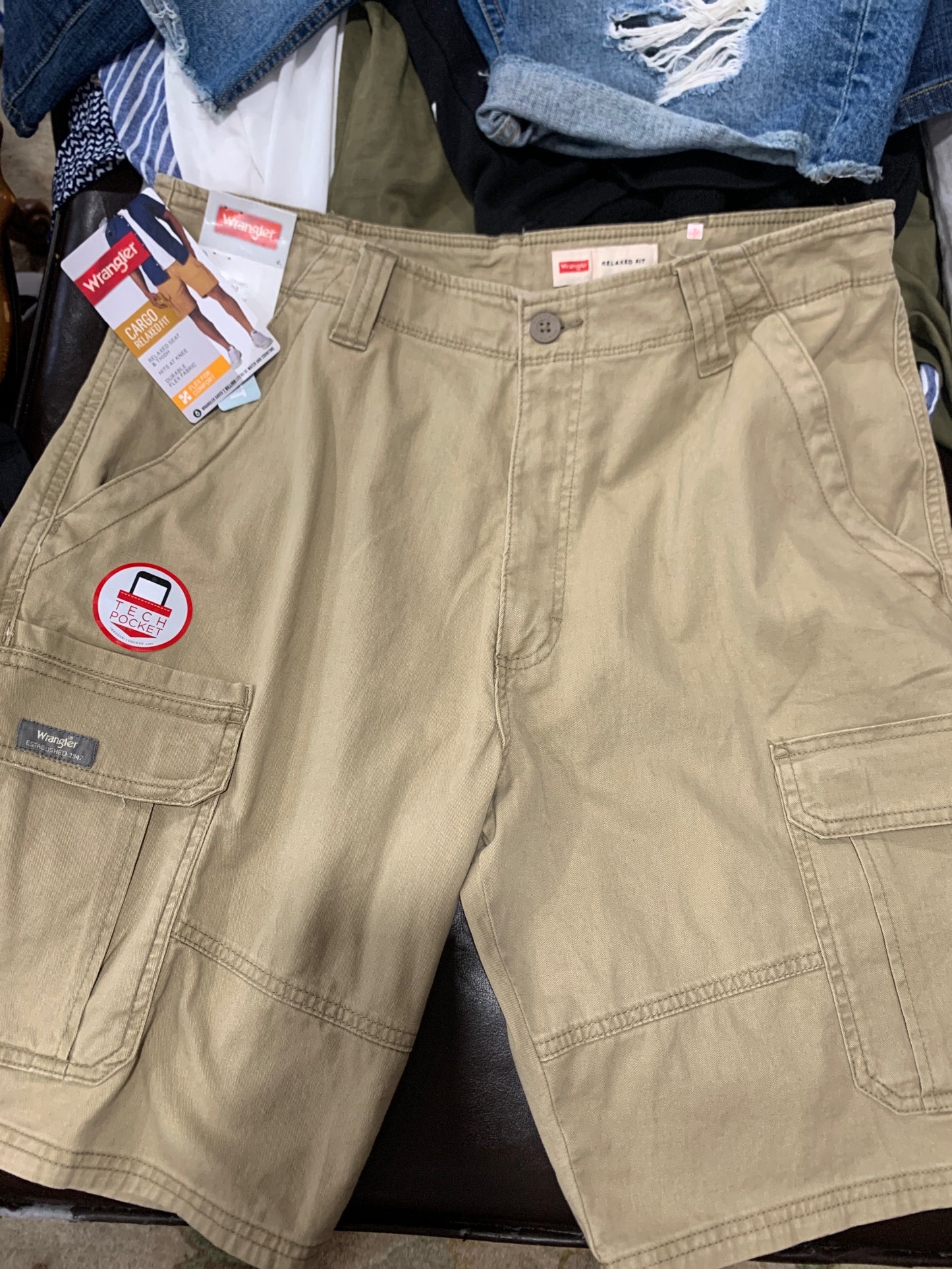 34 Wrangler Mens Shorts Tan Cargo Relaxed Regular  New