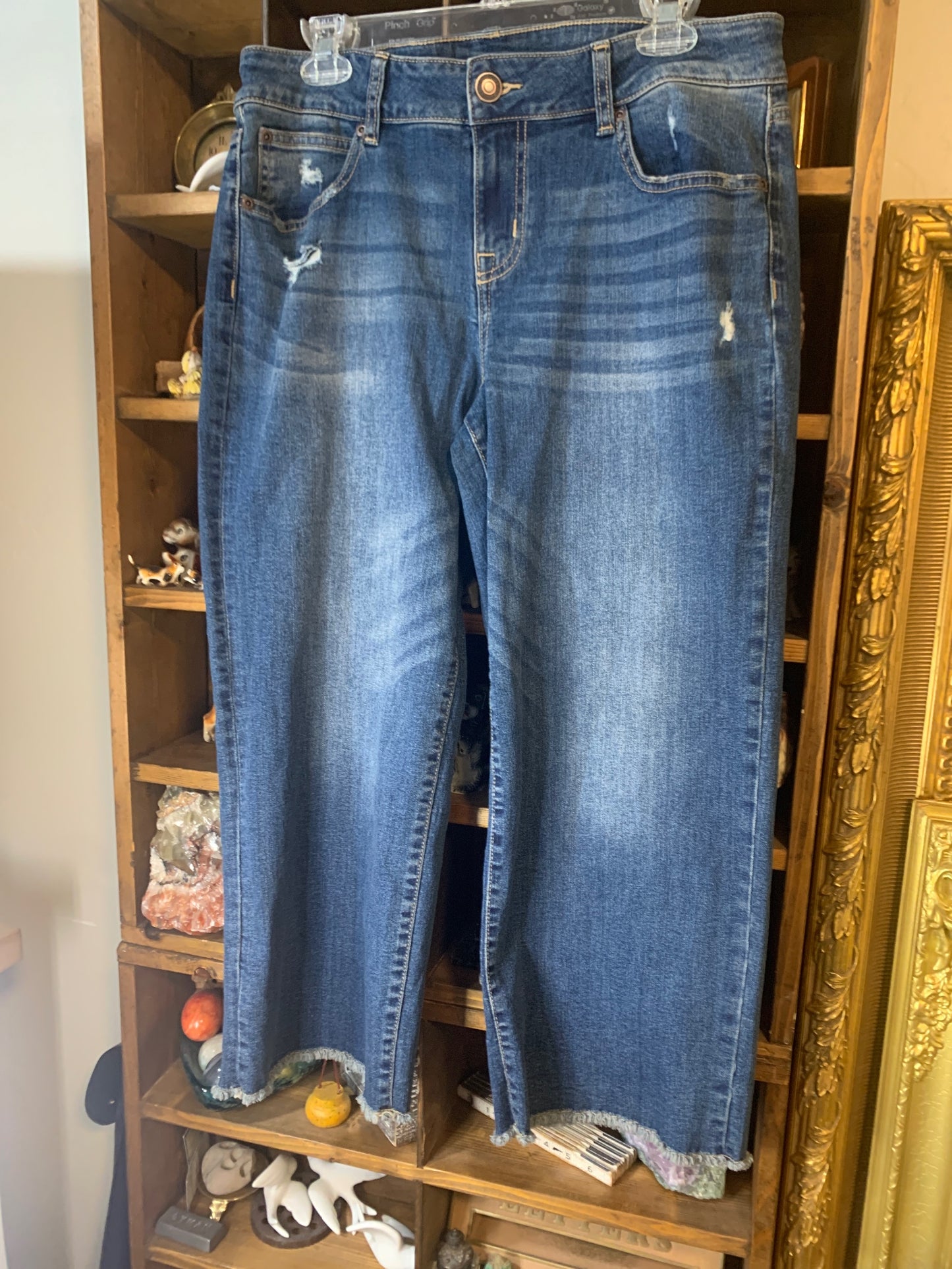 12 Maurices Womens Pants Stretch denim, wide, leg, Capri distressed Regular  VGC